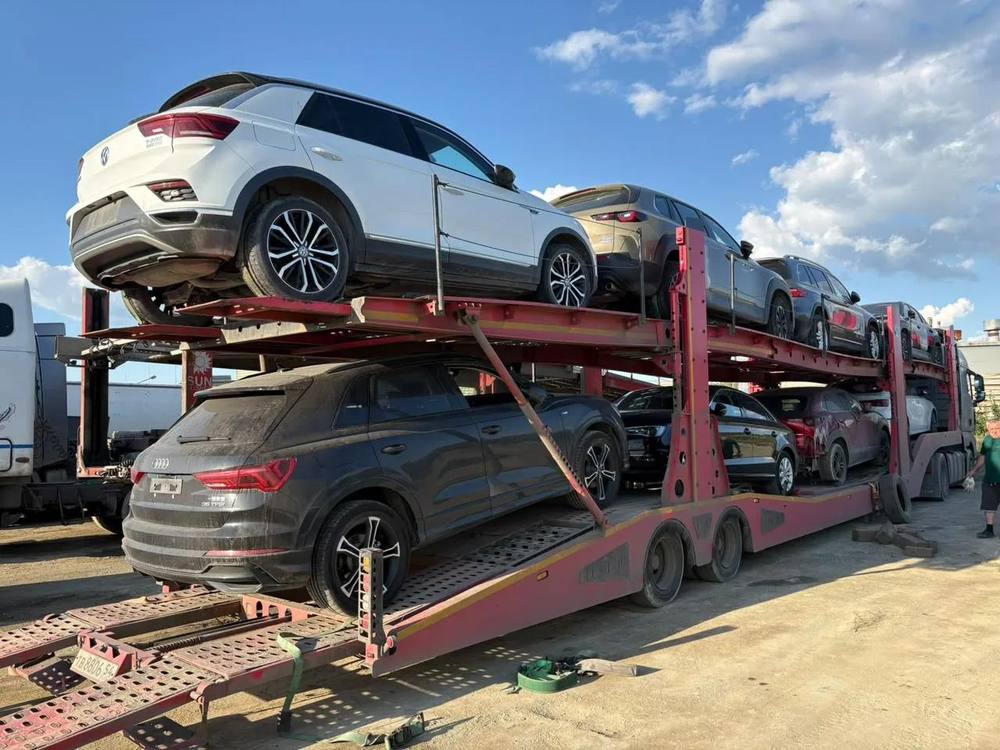Погрузка автомобиля на рампу автовоза СТС